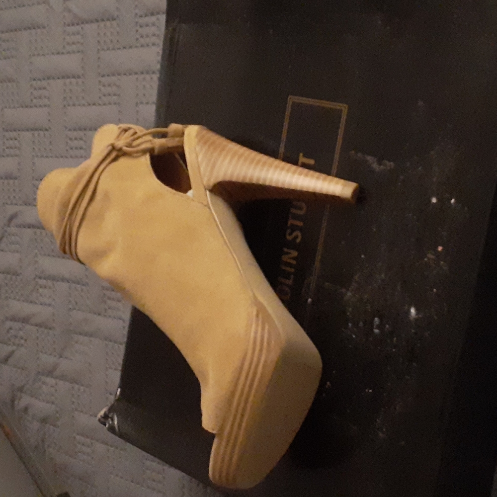 Shoes - Picture 4 of 4